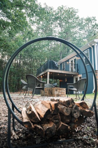 Cozy Carriage House near Clemson - full kitchen, deck, fire pit, grill, and more