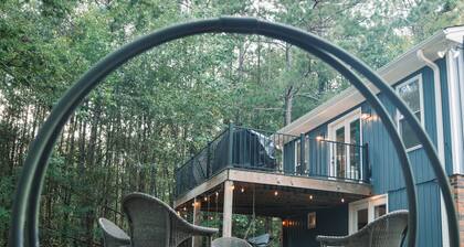 Cozy Carriage House near Clemson - full kitchen, deck, fire pit, grill, and more