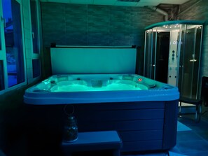 Indoor spa tub