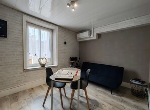 Dining - La diligence de la poste – Furnished T2 at Domaine Du Bouleau with Air Conditioning (La Vôge-les-Bains)