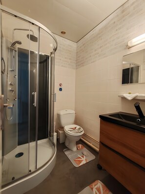 Shower, hair dryer, towels - La diligence de la poste – Furnished T2 at Domaine Du Bouleau with Air Conditioning (La Vôge-les-Bains)