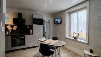 Réfrigérateur, micro-ondes, four, plaque de cuisson