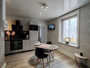 Frigorífico, microondas, horno y placa de cocina