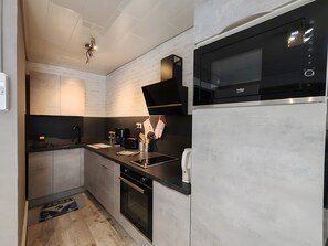 Frigorífico, microondas, horno y placa de cocina