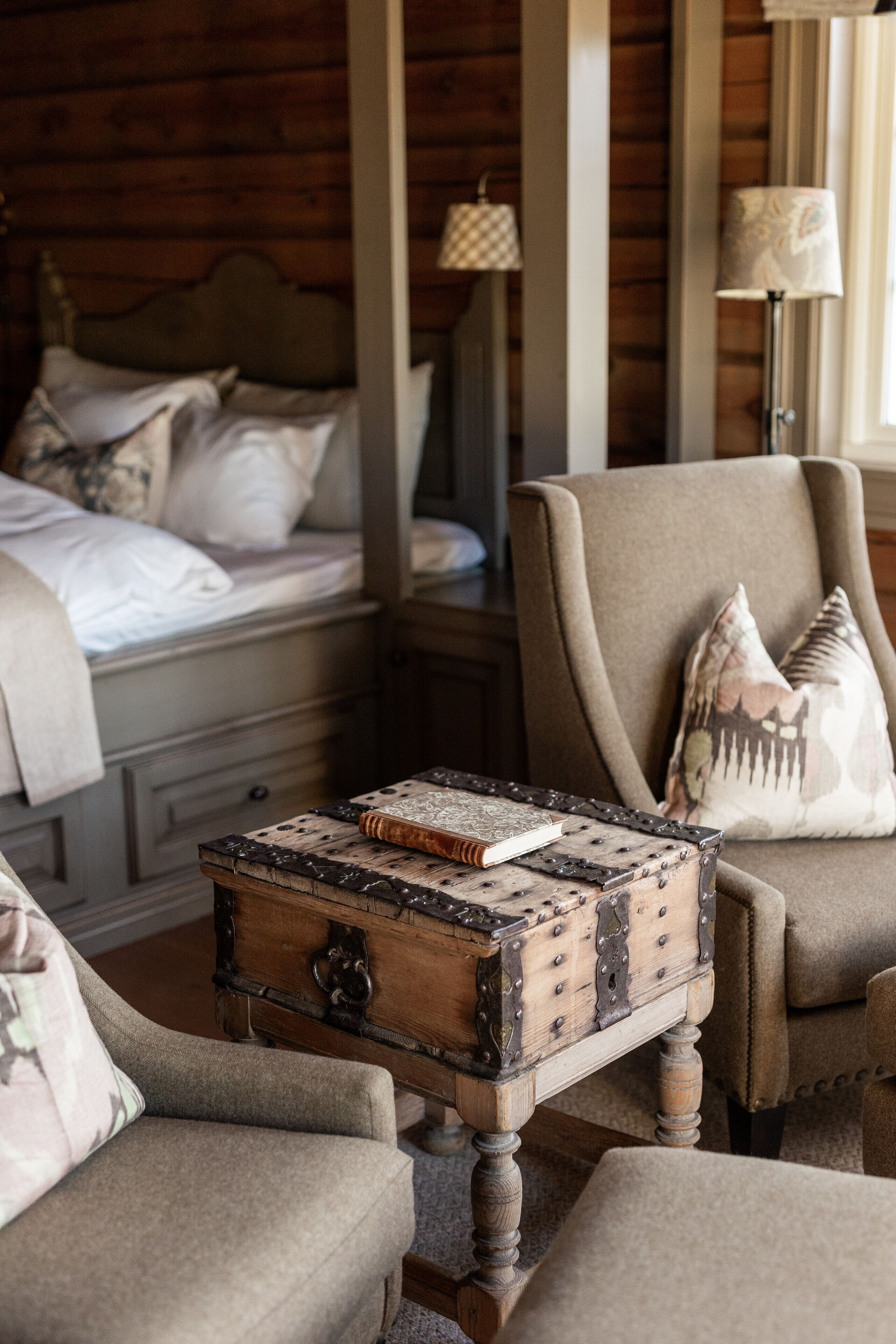 Kahden hengen deluxe-huone, näköala mäelle | Silitysrauta/-lauta, ilmainen Wi-Fi