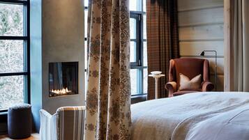 Suite – junior, utsikt mot høyde | Strykejern/-brett og wi-fi (inkludert)