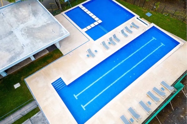 Departamento, 2 habitaciones, con acceso para personas discapacitadas, balcón | Alberca | Alberca al aire libre