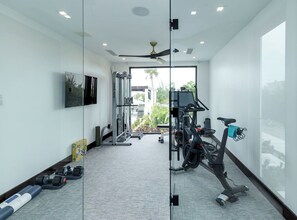 Fitness facility - Spacious 7-bedroom villa in beautiful Leeward Settlement with AC (Leeward)