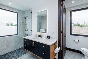 Shower, hair dryer, towels, soap - Spacious 7-bedroom villa in beautiful Leeward Settlement with AC (Leeward)