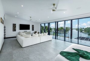 7 habitaciones, tabla de planchar con plancha, internet y ropa de cama 