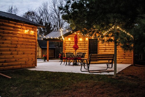 Adorable 2-bedroom cottage in beautiful St. Helen with AC & high speed internet