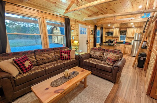 Adorable 2-bedroom cottage in beautiful St. Helen with AC & high speed internet