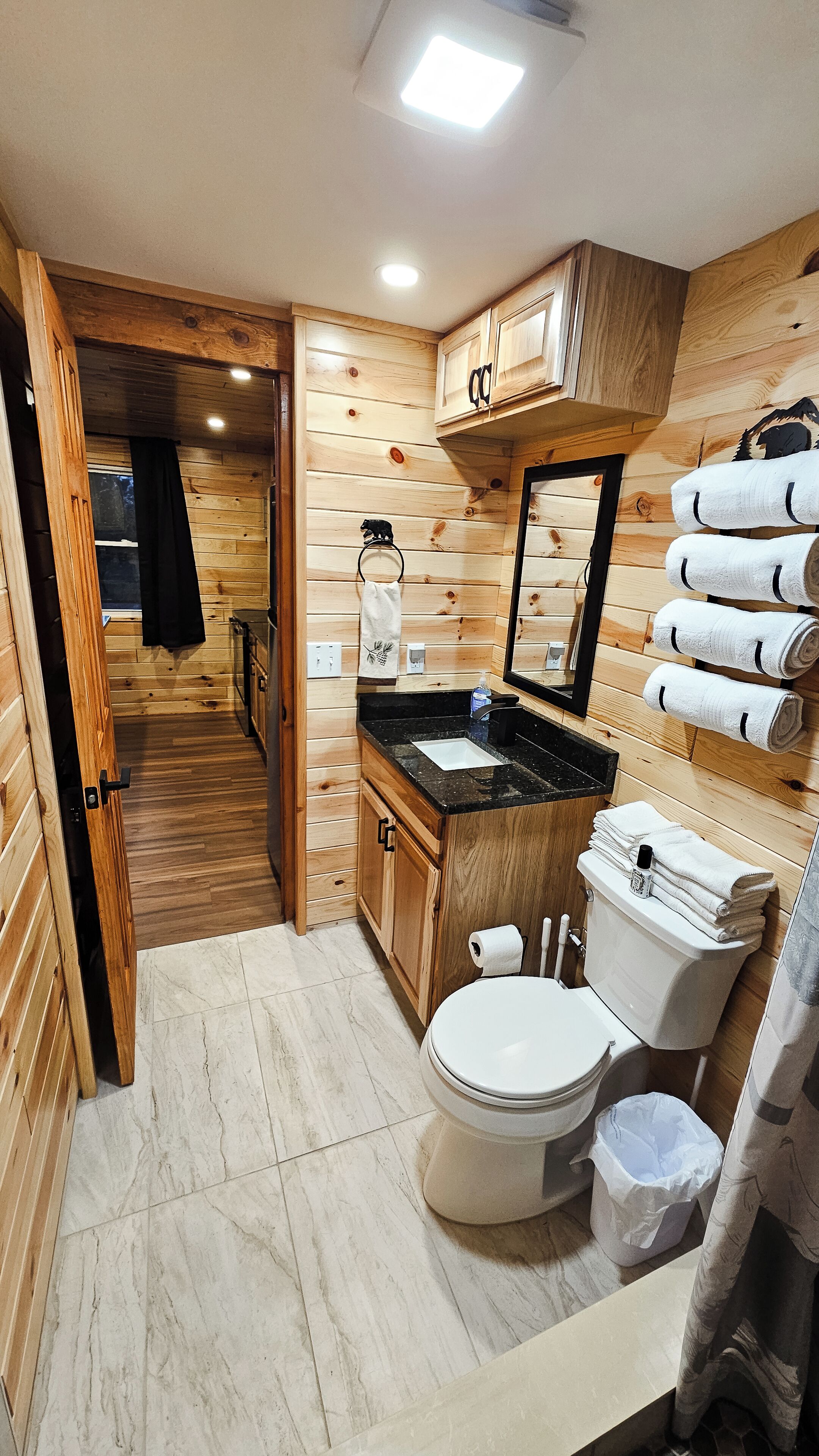 Douche, sèche-cheveux, serviettes fournies, savon