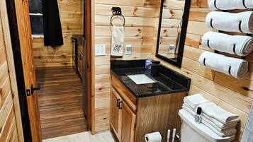 Douche, sĂšche-cheveux, serviettes fournies, savon