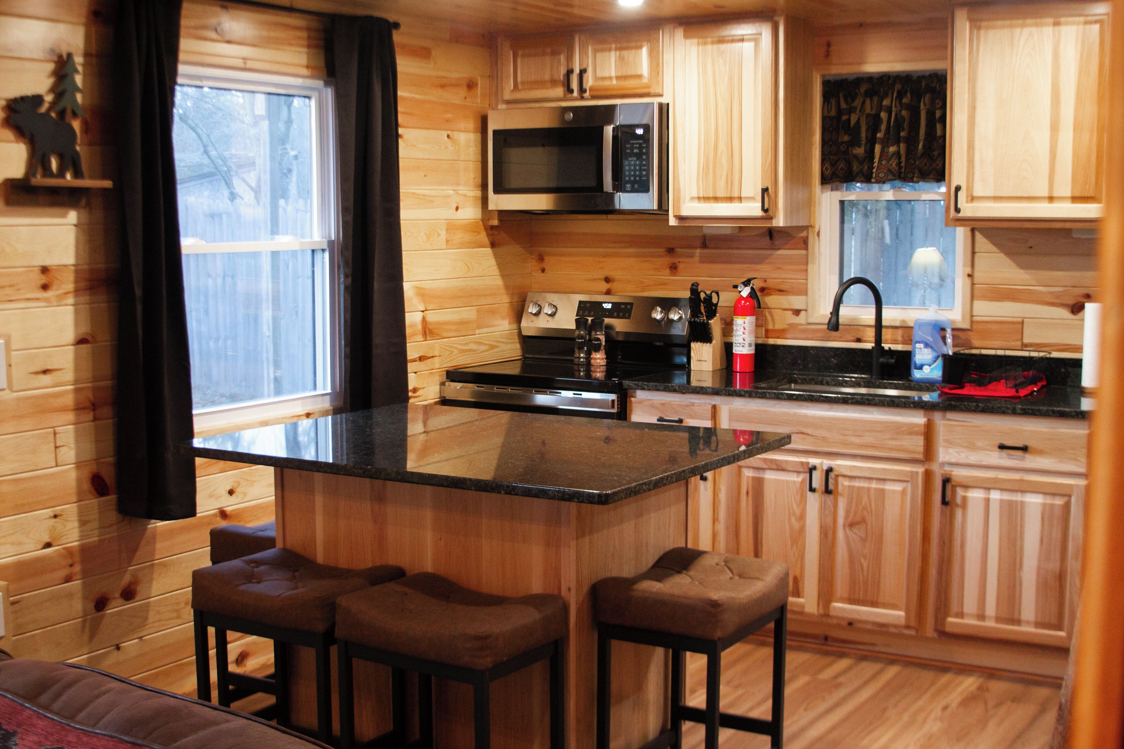 Mikrowelle, Ofen, Herdplatte, Küchenrolle