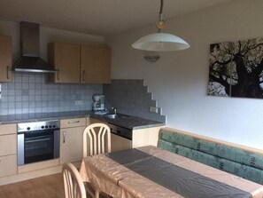 Kylskåp, mikrovågsugn, ugn och spishäll