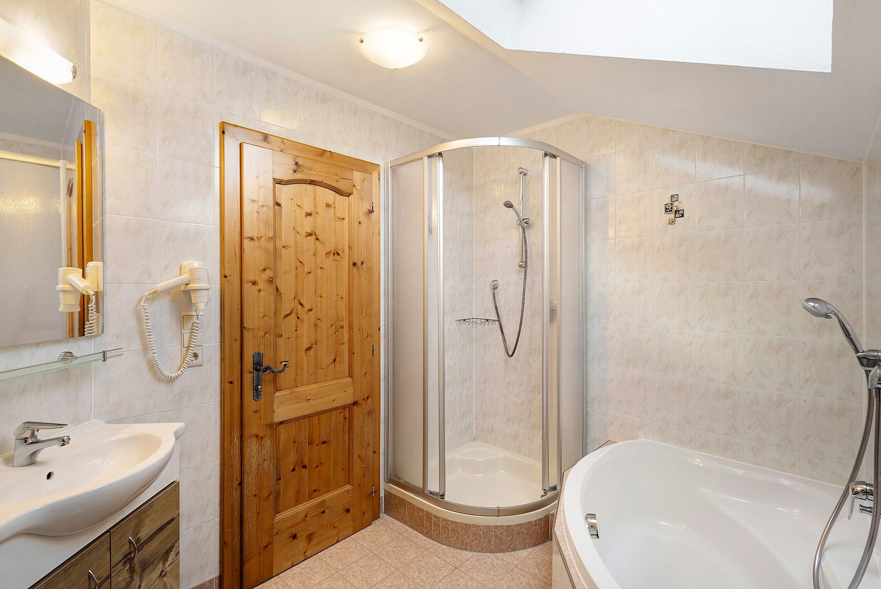 Dusche, Haartrockner, Handtücher