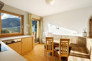 Dining - Apartment “Burgerhof Dolomiten” with Mountain View, Shared Terrace and Wi-Fi (Gsies)