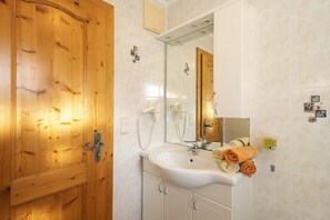 Shower, hair dryer, towels - Apartment “Burgerhof Dolomiten” with Mountain View, Shared Terrace and Wi-Fi (Gsies)