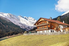 Exterior - Apartment “Burgerhof Dolomiten” with Mountain View, Shared Terrace and Wi-Fi (Gsies)