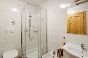 Shower, hair dryer, towels - Apartment 'Burgerhof Mooswald' with Mountain View, Shared Terrace, and Wi-Fi (Gsies)