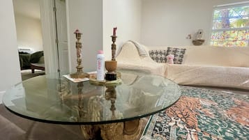 Deluxe-Apartment | Wohnbereich | Computerbildschirme