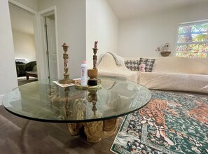 Deluxe-Apartment | Wohnbereich | Computerbildschirme