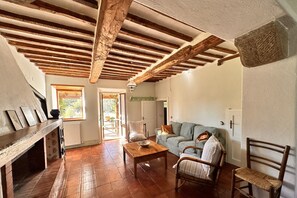 Fireplace - Country House 'Il Casale di Zoe' with Mountain View, Private Pool and Wi-Fi (Sorano)