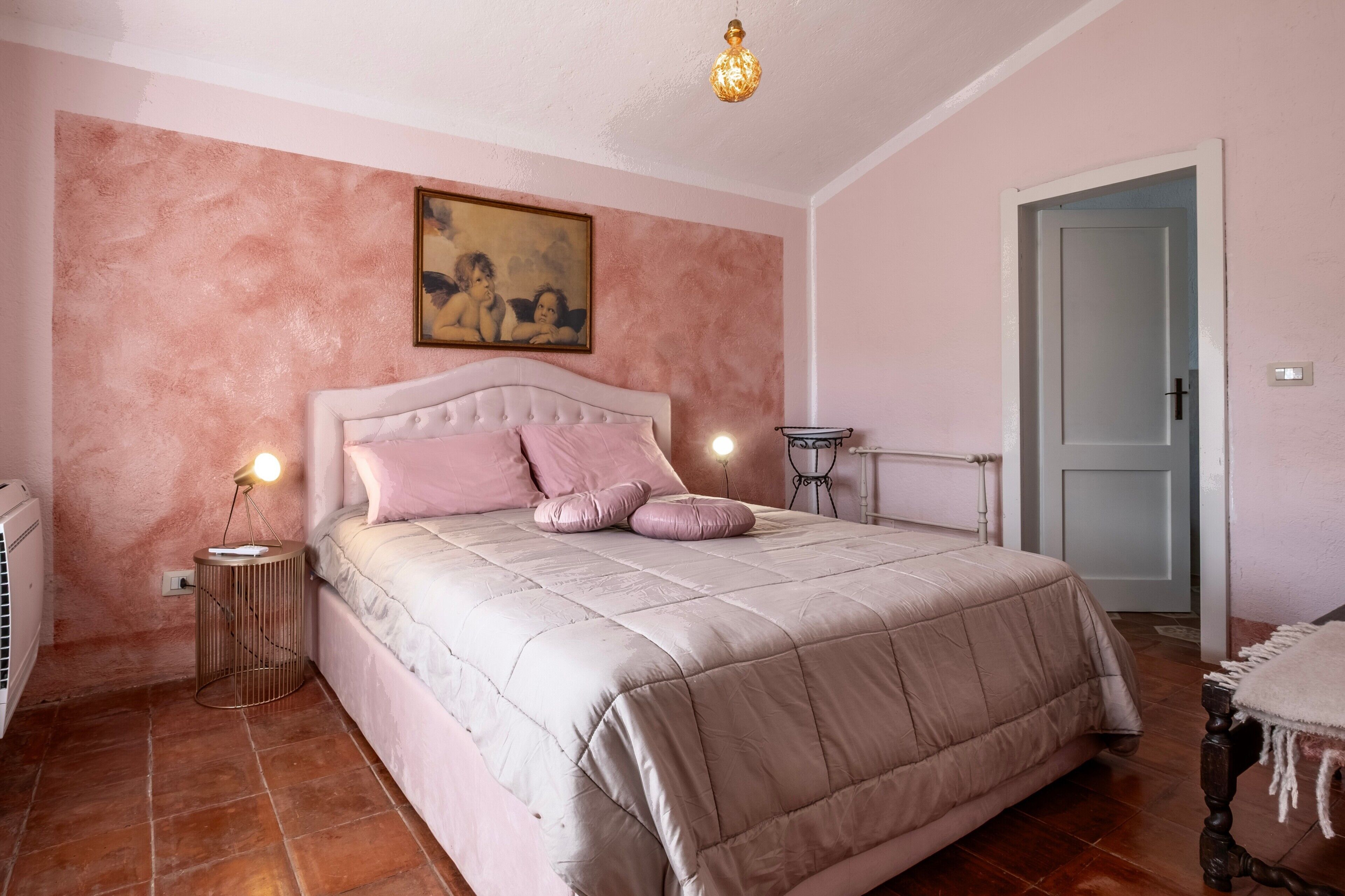 5 bedrooms, WiFi, bed sheets