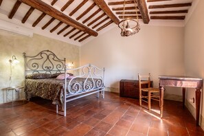 5 bedrooms, iron/ironing board, WiFi, bed sheets