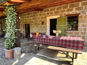 Terrace/patio - Country House 'Il Casale di Zoe' with Mountain View, Private Pool and Wi-Fi (Sorano)