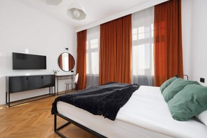 3 bedrooms, desk, iron/ironing board, travel cot - Spacious Apartment | 3 Bedrooms | Parking | Close to PGE (Warszawa)