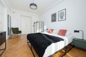 3 chambres, bureau, fer et planche à repasser, lit parapluie