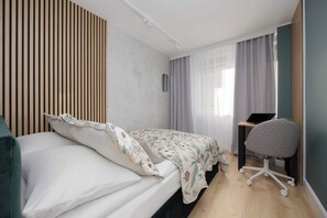 1 sovrum, skrivbord, strykjärn/strykbräda och resesäng