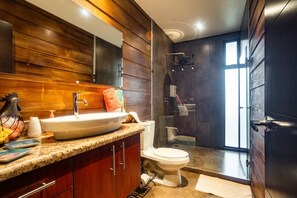 Shower, hair dryer, towels, soap - Spectacular house with jacuzzi, fireplace and BBQ in the mountains of Zarcero (Laguna)