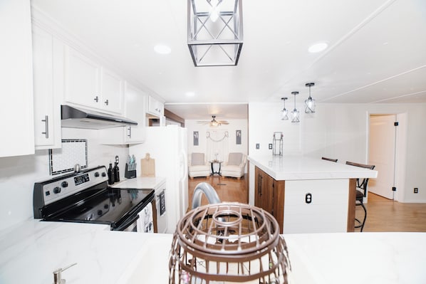 Microwave, oven, stovetop, dishwasher - Casa de Norma - Your home in Cullman AL (Cullman)