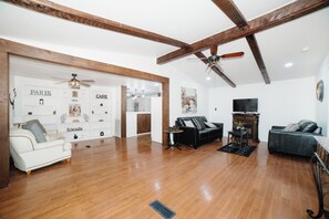 TV - Casa de Norma - Your home in Cullman AL (Cullman)