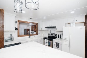 Microwave, oven, stovetop, dishwasher - Casa de Norma - Your home in Cullman AL (Cullman)