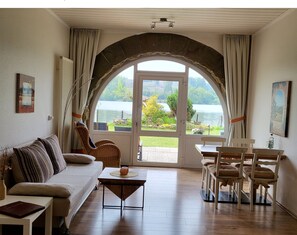 Fernseher, Tischtennisplatte