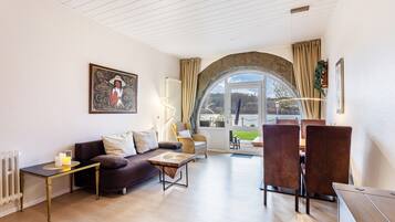 Fernseher, Tischtennisplatte