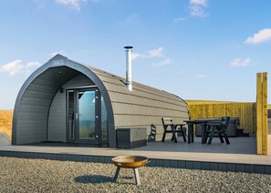 Outdoor dining - Luxury Castle Pod with Hot Tub Pet Friendly (Haltwhistle)