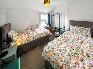 4 bedrooms, free WiFi - 4 bedroom accommodation in Broadstairs (Broadstairs)
