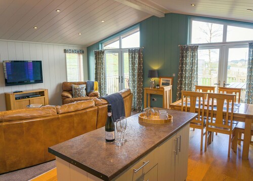 Luxury Holiday Lodge with Hot Tub