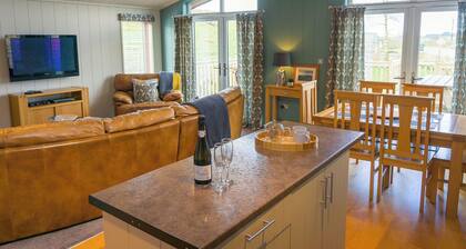 Luxury Holiday Lodge with Hot Tub