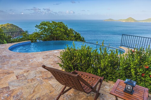 AnaCapri Estate-Beautiful Caribbean Villa with pool and sea views