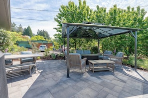 Outdoor dining - Blanchet Casita – Stylish 1BR Casita w/ Fire Pit & Patio (Vancouver)