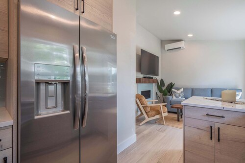 Blanchet Casita – Stylish 1BR Casita w/ Fire Pit & Patio