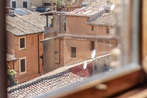 Vista de tejados y edificios con tejas de arcilla y antenas parabólicas.