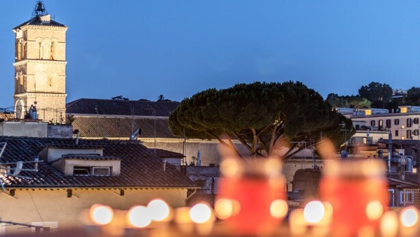 A tower and a tree in an urban setting. - Vista Apartment in Trastevere (Roma)