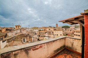 Vista de um horizonte urbano a partir de uma varanda, com edifícios ao fundo.